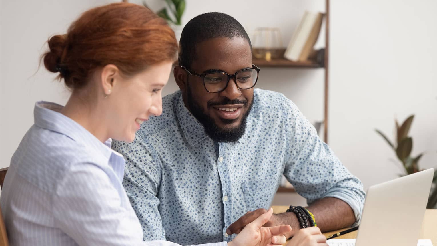 employer showing the benefits to her employee