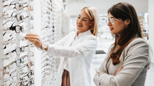 woman using her vision insurance