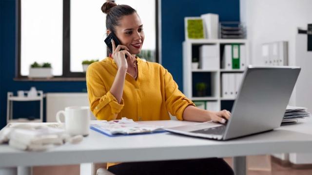 business owner receiving support from Paychex HR service