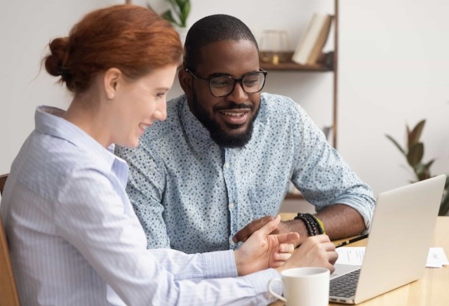 employer showing all the benefits to the employee